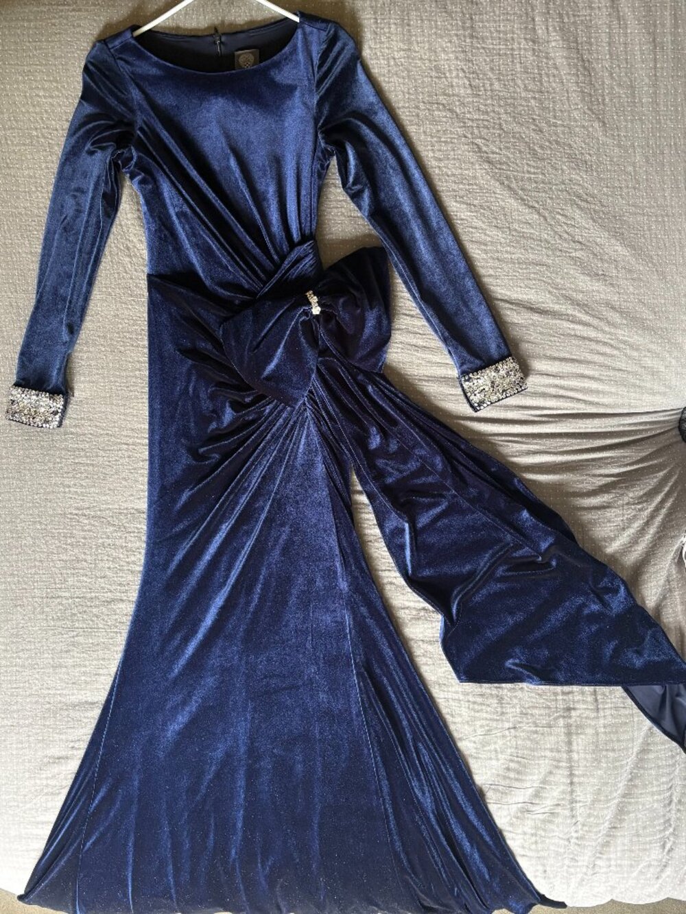 Vince Camuto Velvet Long Sleeve Ruched Formal Gown Embellished Bow Navy Size 2